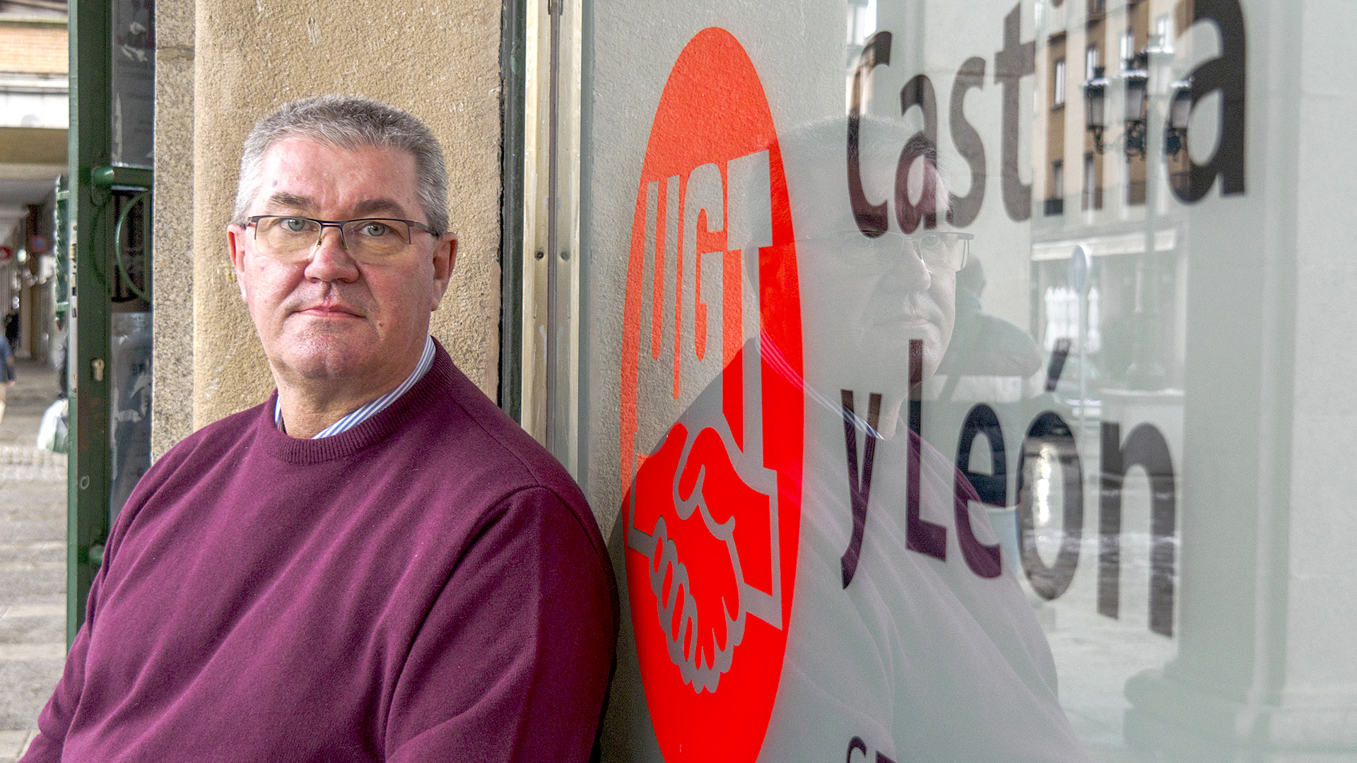 José Luis Martín de Lucas posa en la sede de UGT Segovia. / Kamarero