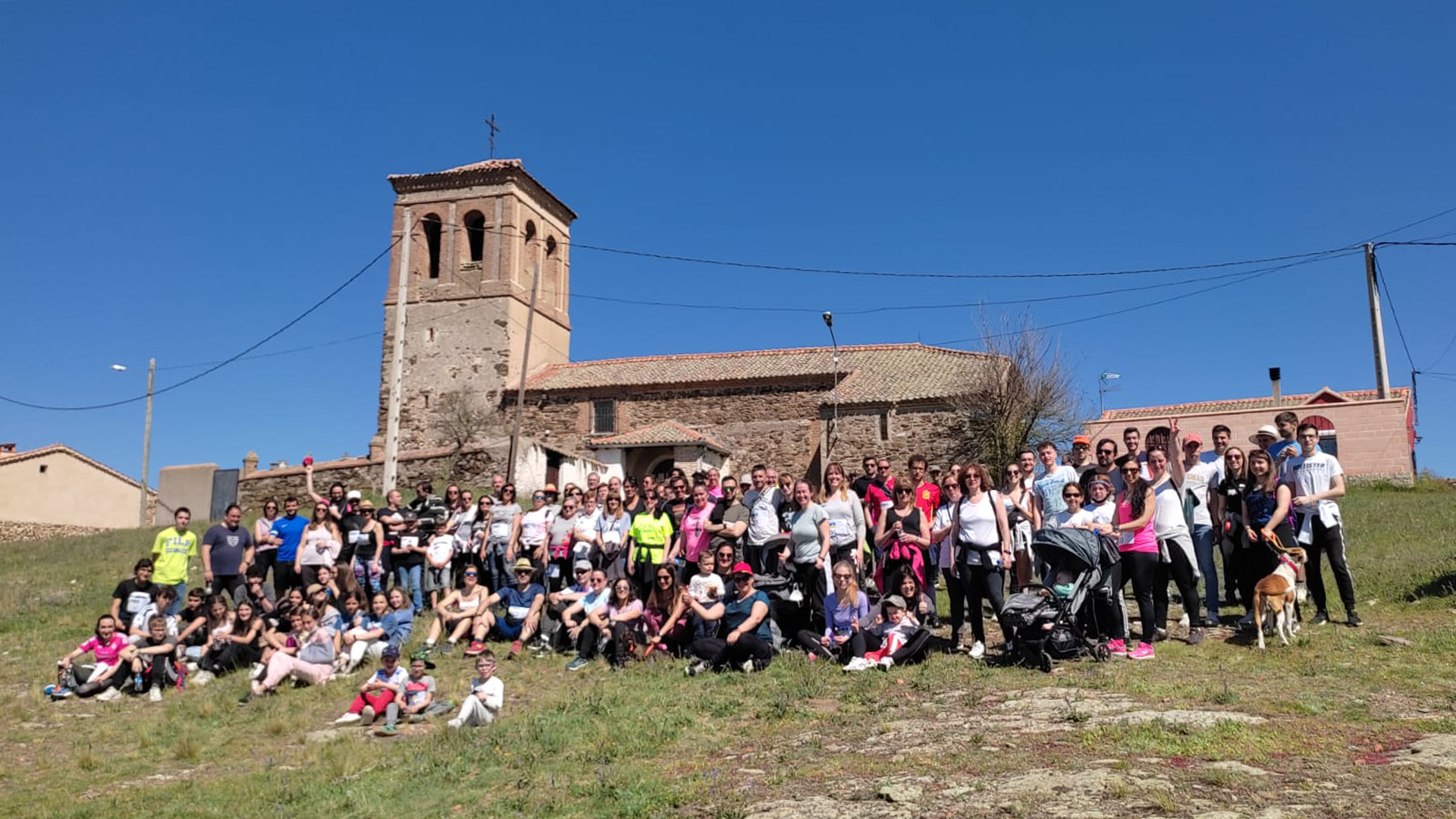 Los participante se toman una fotografía a los pies de la iglesia de Pascuales. / E.A.