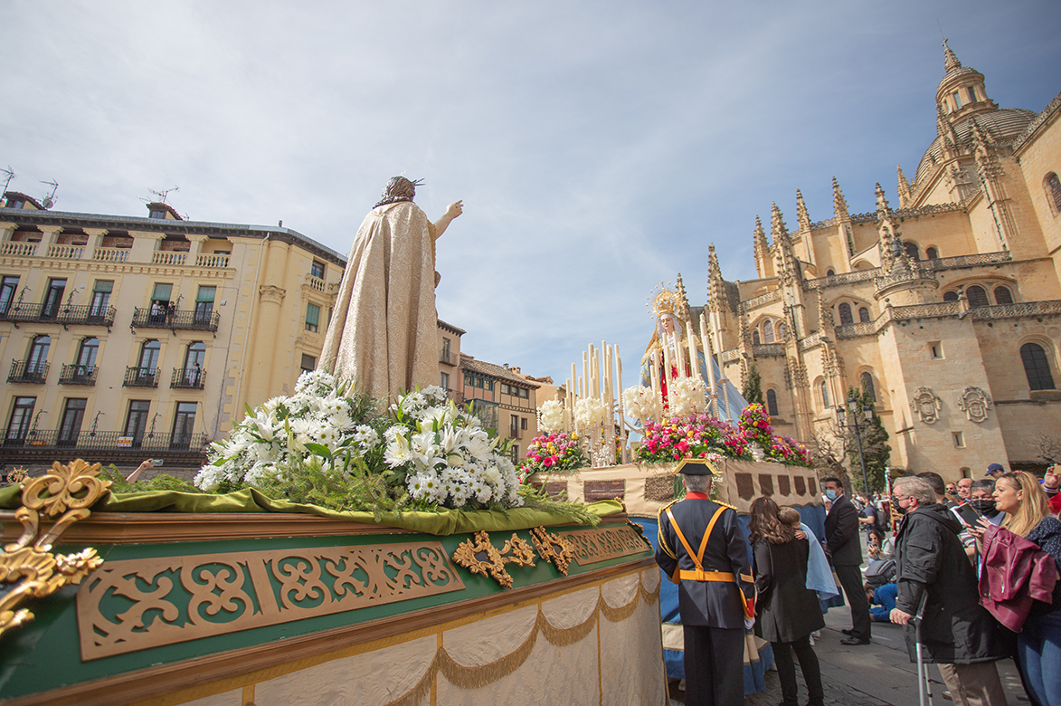 El ‘Encuentro’ se escenificó en la Plaza Mayor antes de la entrada de las imágenes en la Catedral./ROCÍO PARDOS