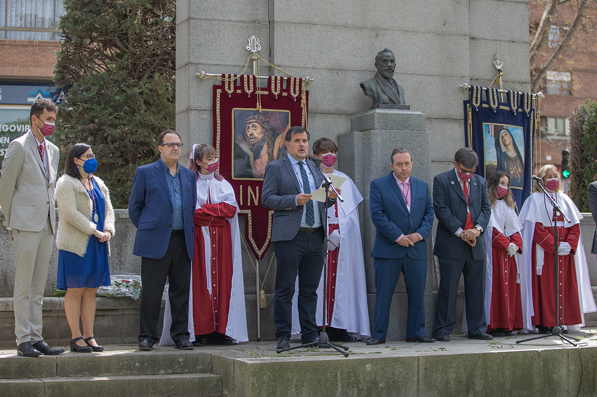 Fermín de los Reyes, durante la lectura del panegírico en el monumento a Aniceto Marinas./ROCÍO PARDOS