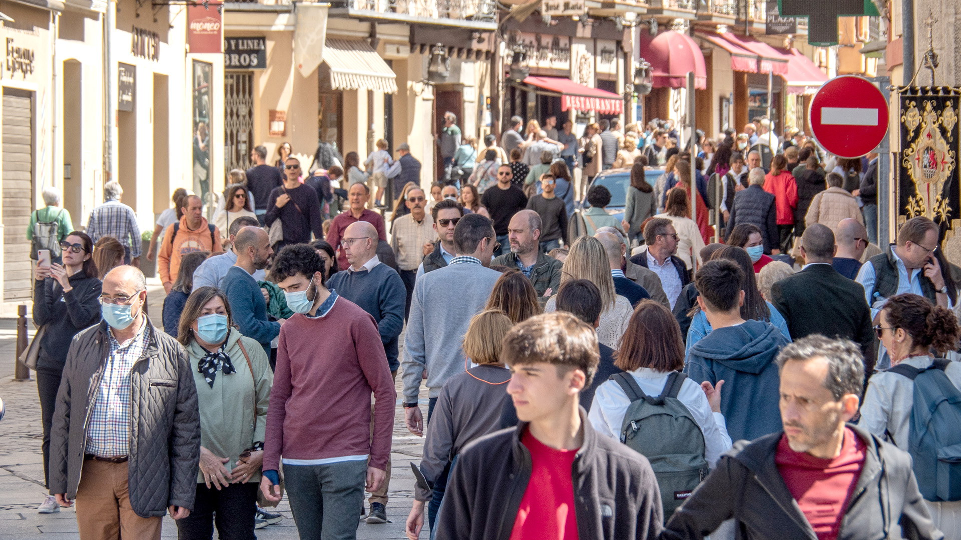 Calle de Cronista Lecea, en el entorno de la Plaza Mayor, la mañana del Viernes Santo. / Nerea Llorente