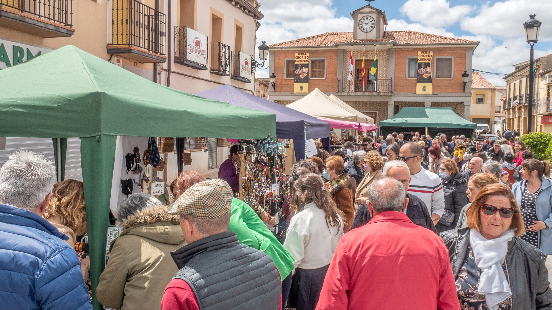 Centenares de personas se acercaron este domingo a disfrutar de la fiesta del chorizo y pasearon por los stands de alimentación y artesanía. /NEREA LLORENTE