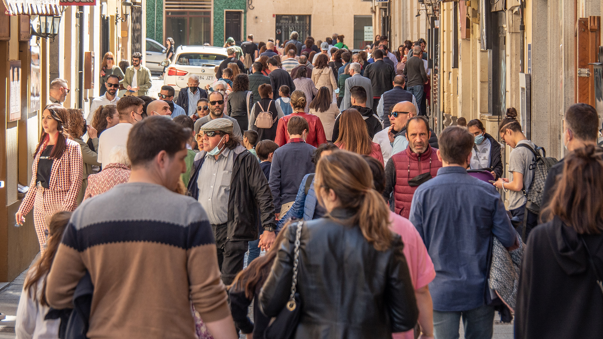 Una céntrica calle de Segovia abarrotada de personas en Semana Santa, periodo de fiestas y vacaciones escolares que ha generado una gran movilidad dentro del país./ NEREA LLORENTE