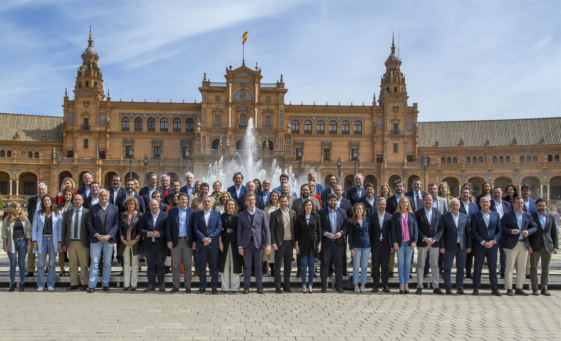 Castilla y León, fuera del 'núcleo duro' del PP de Feijóo 1 Fotografía de familia del nuevo Comité Ejecutivo Nacional del PP en la Plaza de España de Sevilla. EFE/ Raúl Caro.