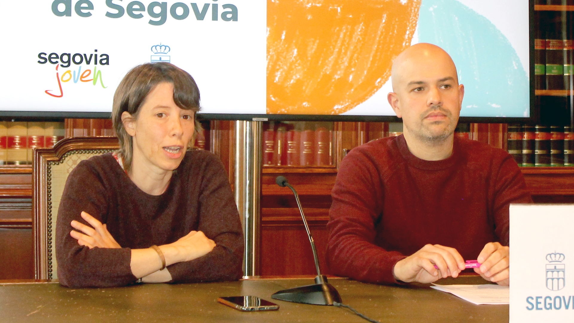 La técnico de la Casa Joven Mariu Diaz-Miguel y el concejal de Juventud, Angel Galindo. / E. A.