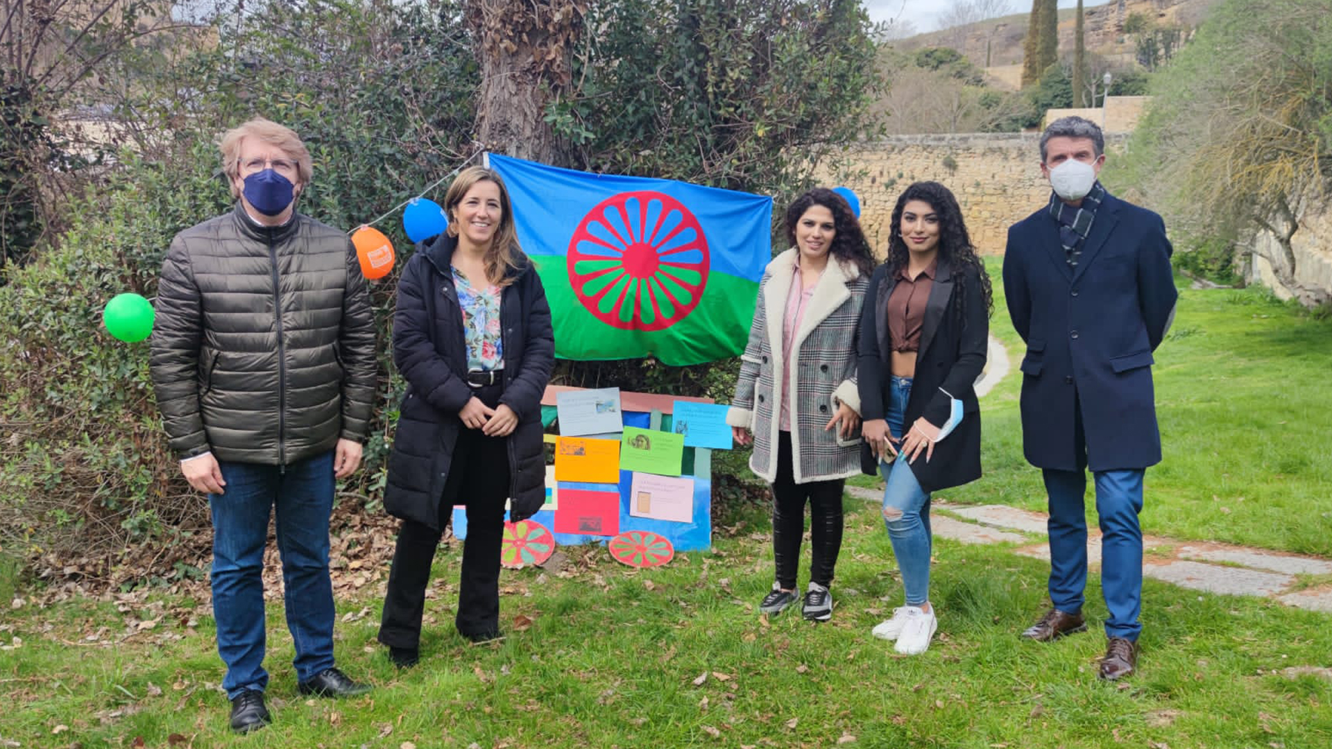 Concejales de Segovia y dos representantes de la comunidad gitana. / S. A.