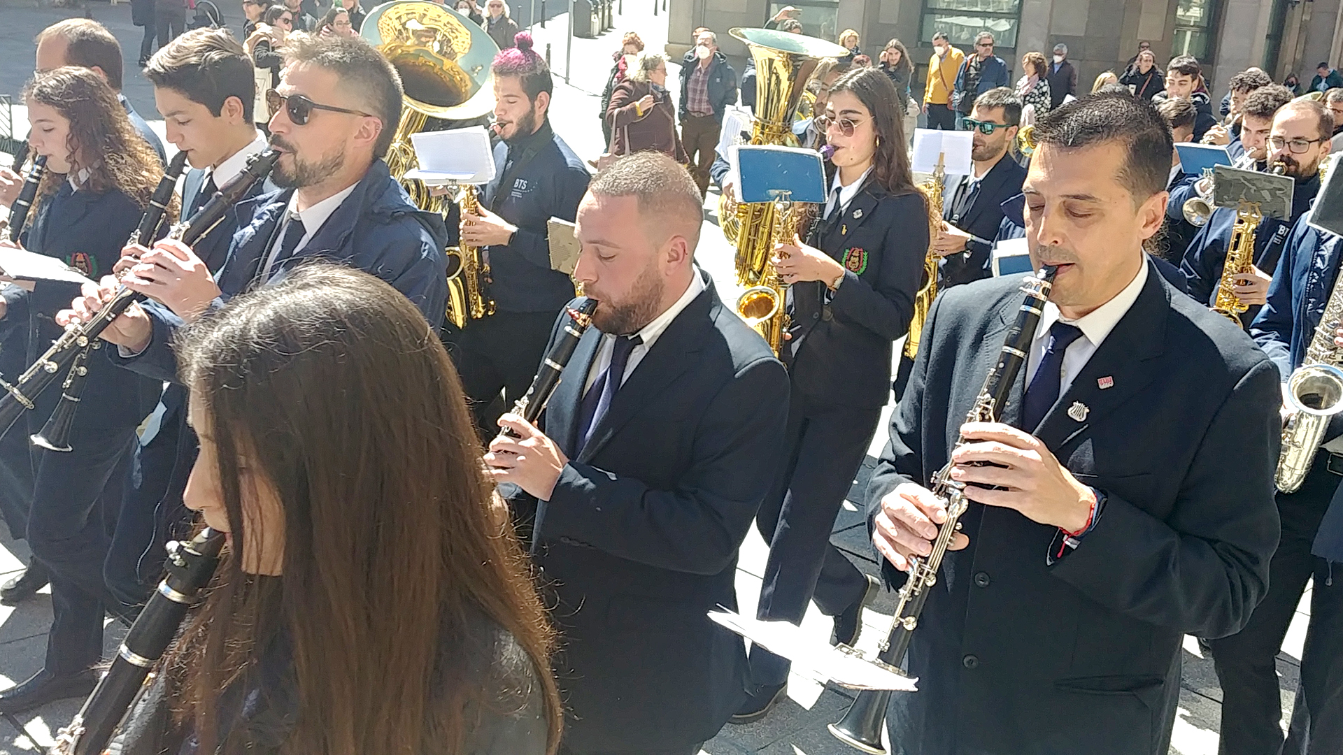 Parte de los músicos participantes, en el primer tramo del recorrido. / E. A.