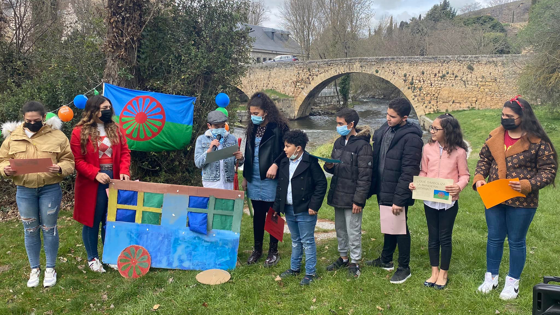 Un grupo de niños ofreció una escenografía en la que recordaban datos de la comunidad gitana./ FACEBOOK PODEMOS
