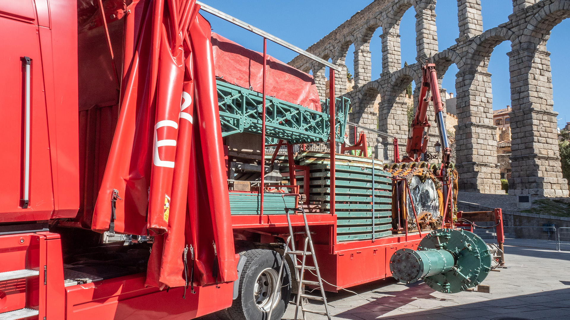 La instalación del carrusel ha comenzado en el Azoguejo. / Nerea Llorente