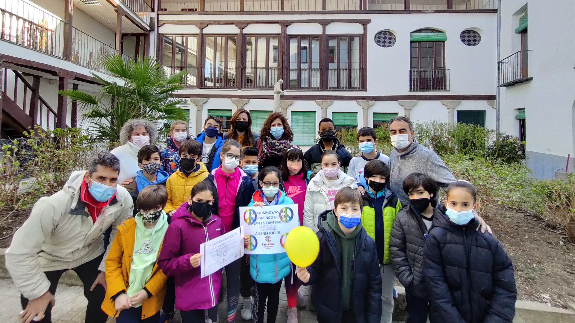 Un profesor del centro y sus alumnos entregaron la recaudación. / E.A.