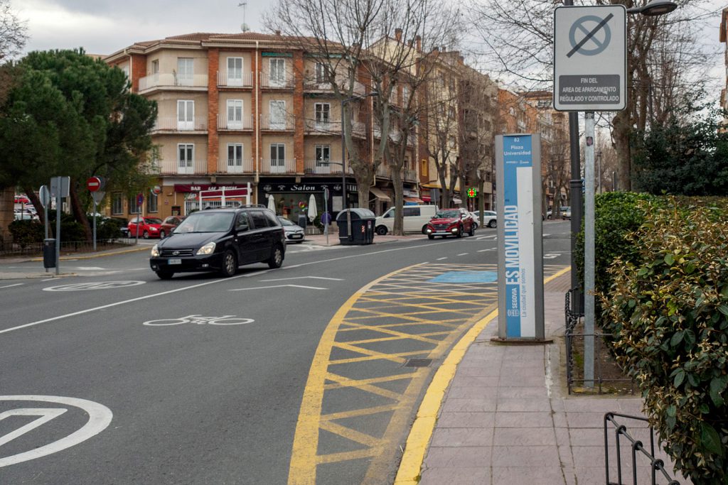 Los vecinos llevan años reclamando una marquesina en esta parada. / Kamarero