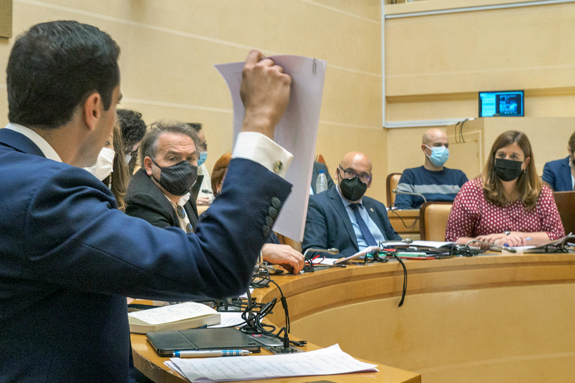 Pablo Pérez muestra a Clara Martín un documento durante el debate de la moción./KAMARERO