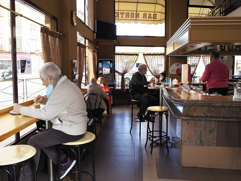 Interior de un bar esta semana, en Segovia. / KAMARERO