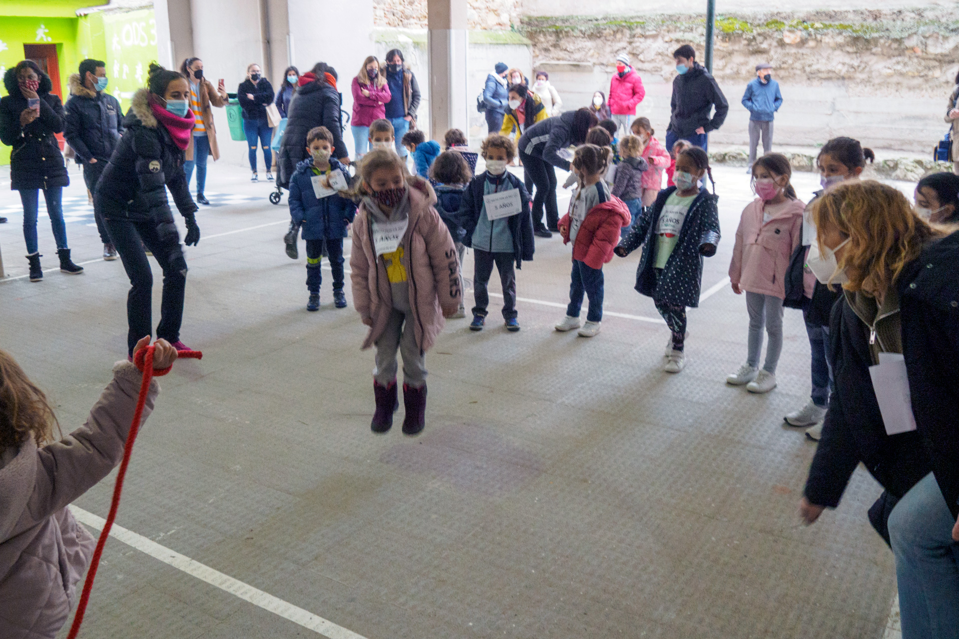 Los alumnos desde Infantil hasta los últimos cursos de Primaria hicieron tandas de saltos. / KAMARERO