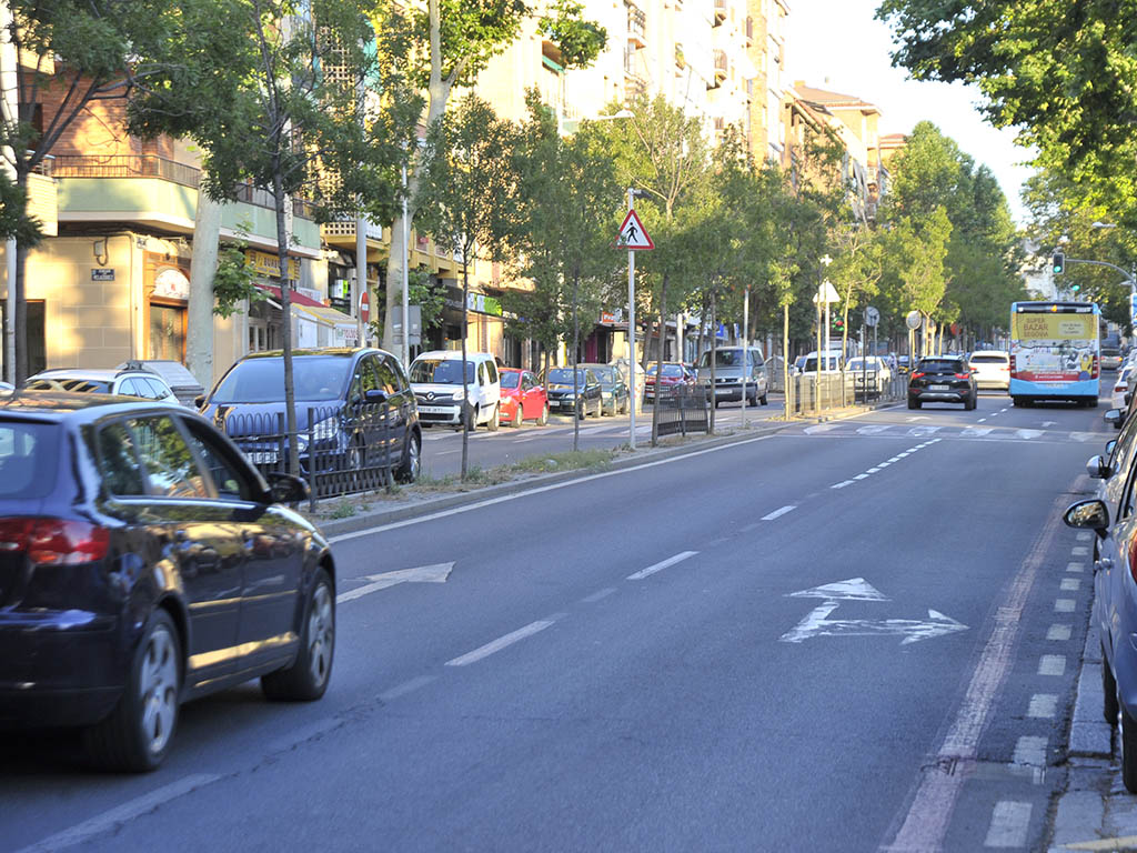 Tránsito de tráfico en el paseo Conde Sepúlveda. / KAMARERO