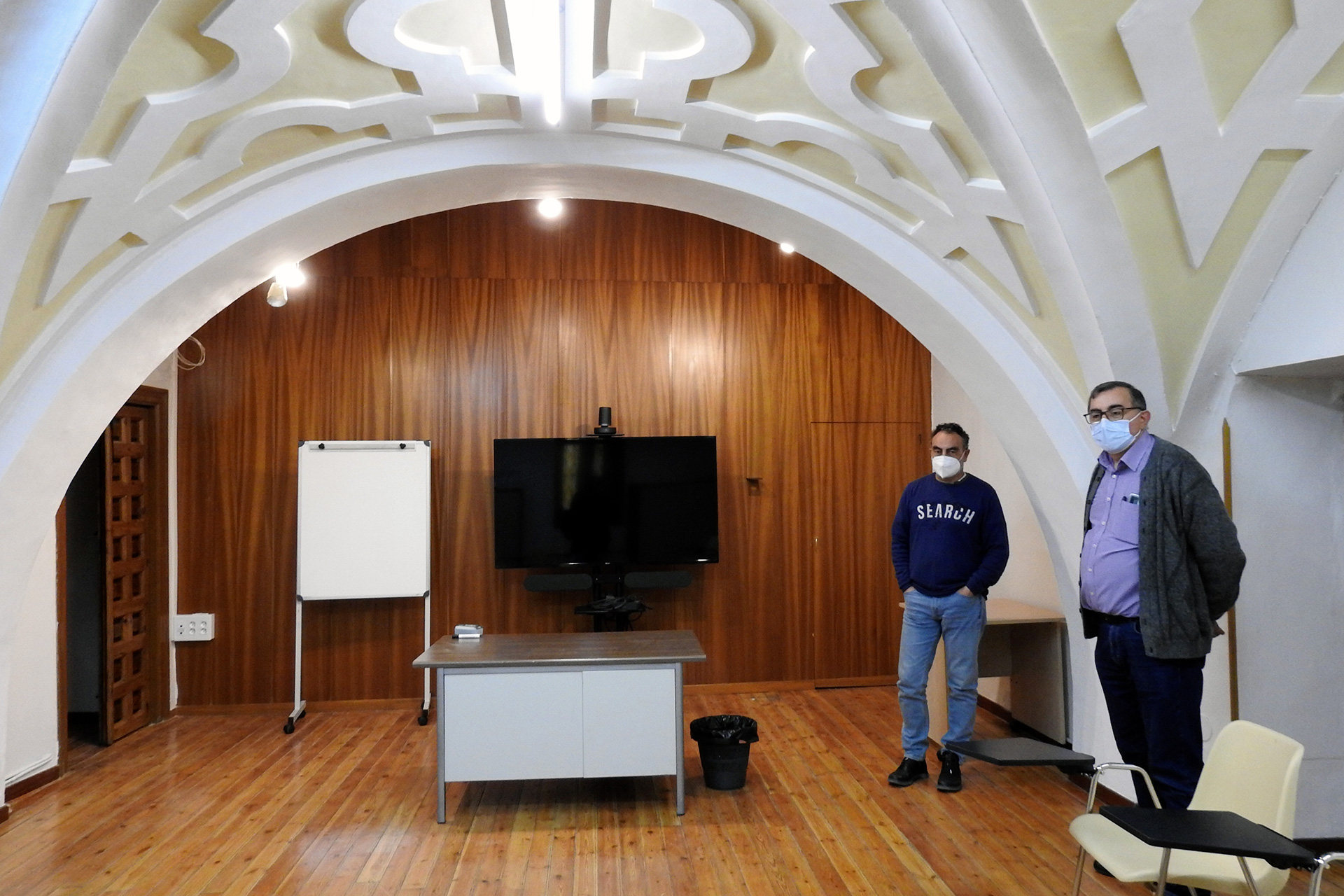 El coordinador de Cáritas Samuel Hernández y el director Ángel Anaya muestran una de las salas reformada para reuniones de trabajo./EL ADELANTADO