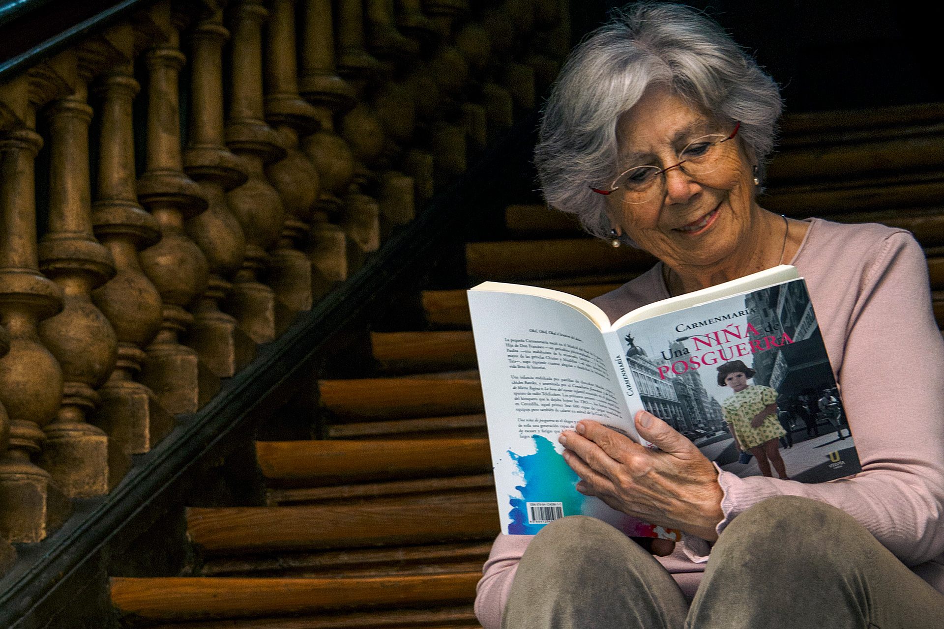 El último libro de Carmenmaría Hernández, ‘Una niña de posguerra’, es candidato al premio de la RAE. / KAMARERO