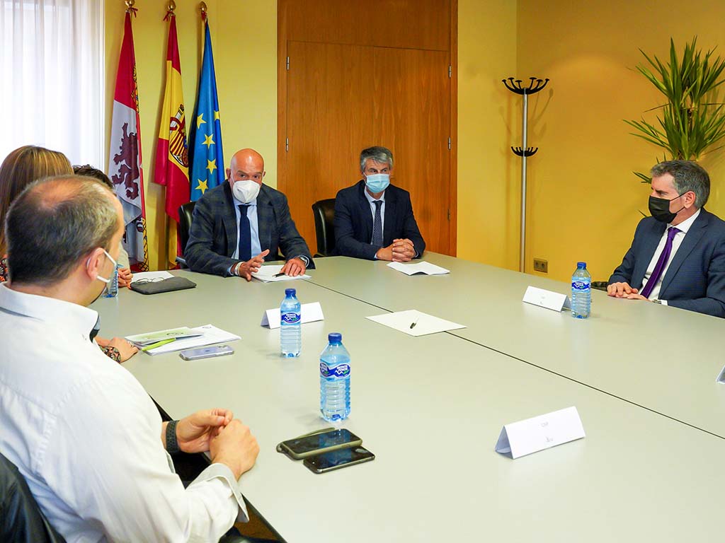 El consejero de la Presidencia, Jesús Julio Carnero, presidido en Valladolid la reunión con los sindicatos CSIF, UGT, CC.OO. y TISCYL. / EL ADELANTADO