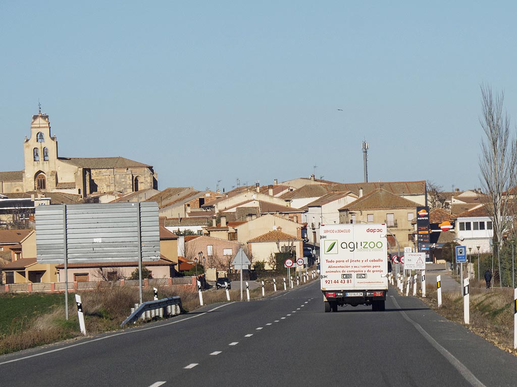 Entrada a Santa María la Real de Nieva. / KAMARERO