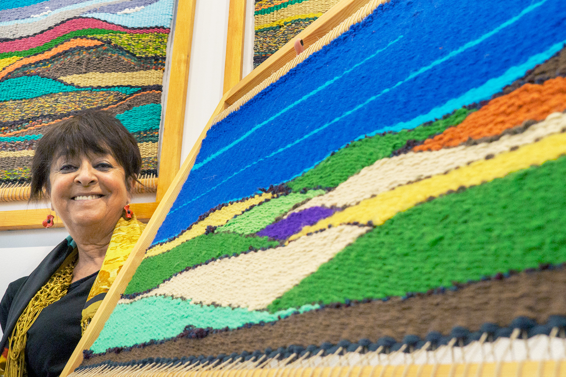 Claudia de Santos posa con varios de sus lienzos