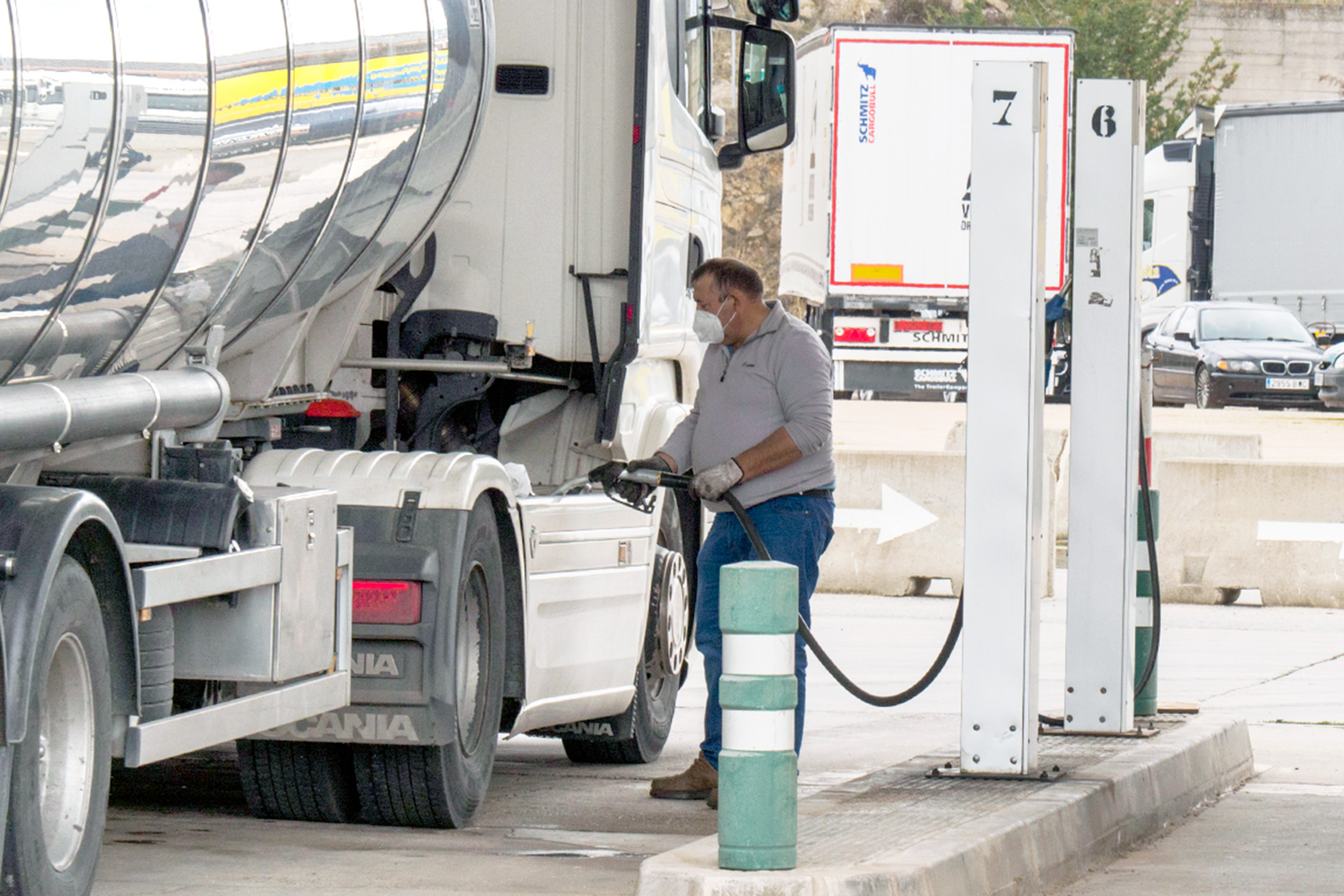 Un transportista llena el depósito de su camión en el Centro de Transportes de Segovia. / KAMARERO
