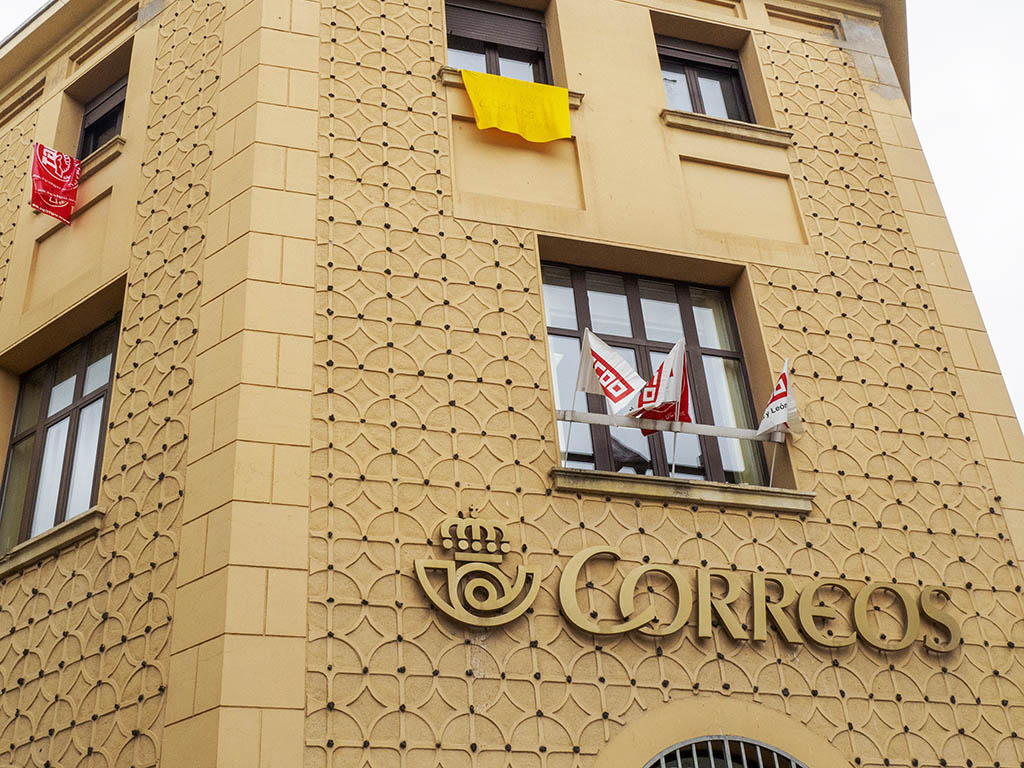 Mensajes y banderas de los sindicatos, en la Jefatura Provincial de Correos. / KAMARERO
