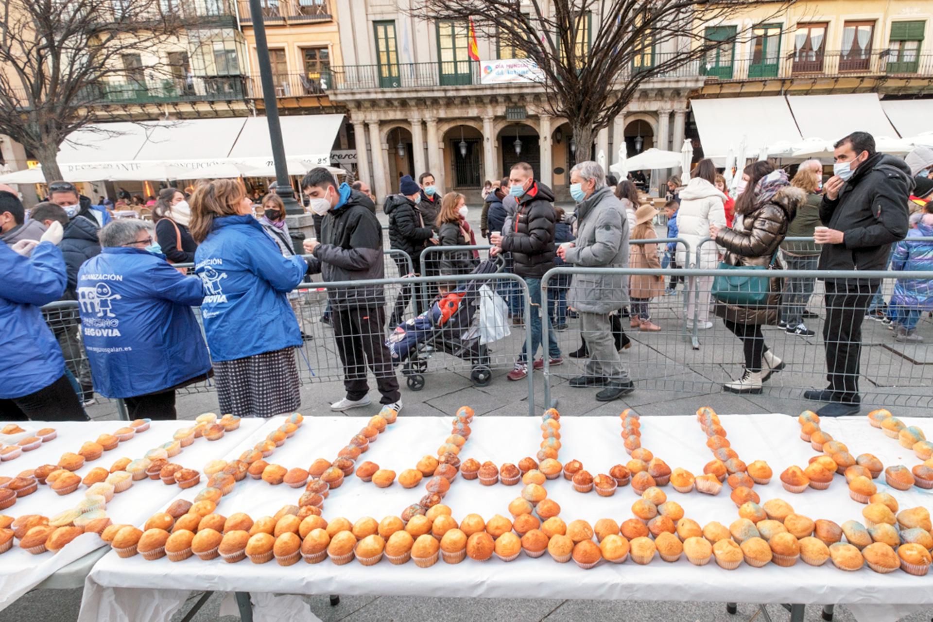 La asociación Autismo Segovia elaboró un gran acueducto con magdalenas en la Plaza Mayor. / Kamarero