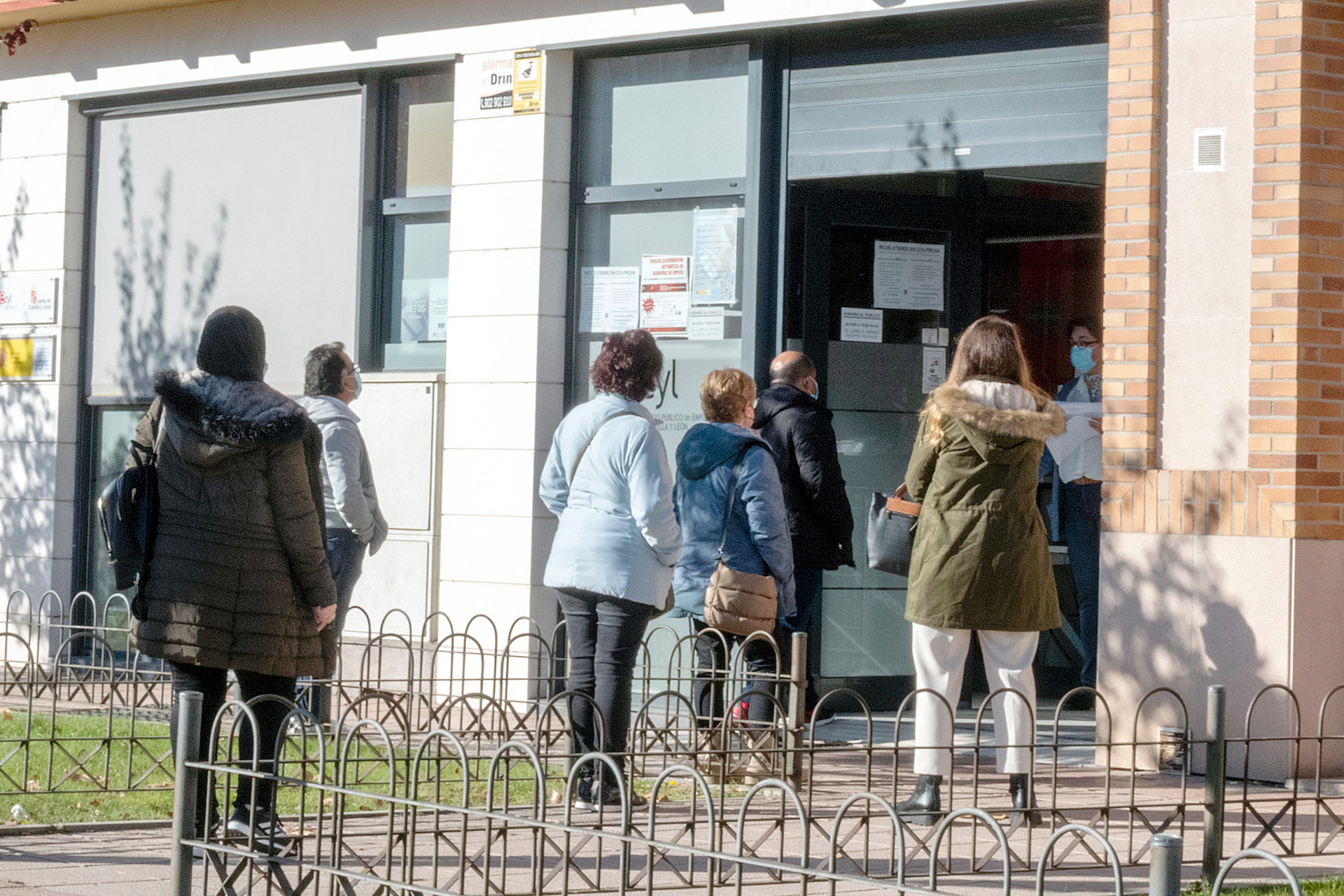 La oficina de empleo de Segovia borró de las listas del desempleo a un total de 247 personas en marzo, un 3,91 por ciento más que en el pasado mes./KAMARERO