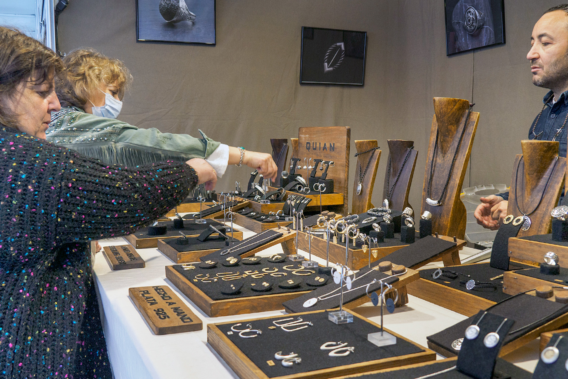 Las casetas de los talleres presentes en la 41º Feria Nacional de Artesanía de Segovia están a disposición del público hasta el 8 de mayo./ KAMARERO