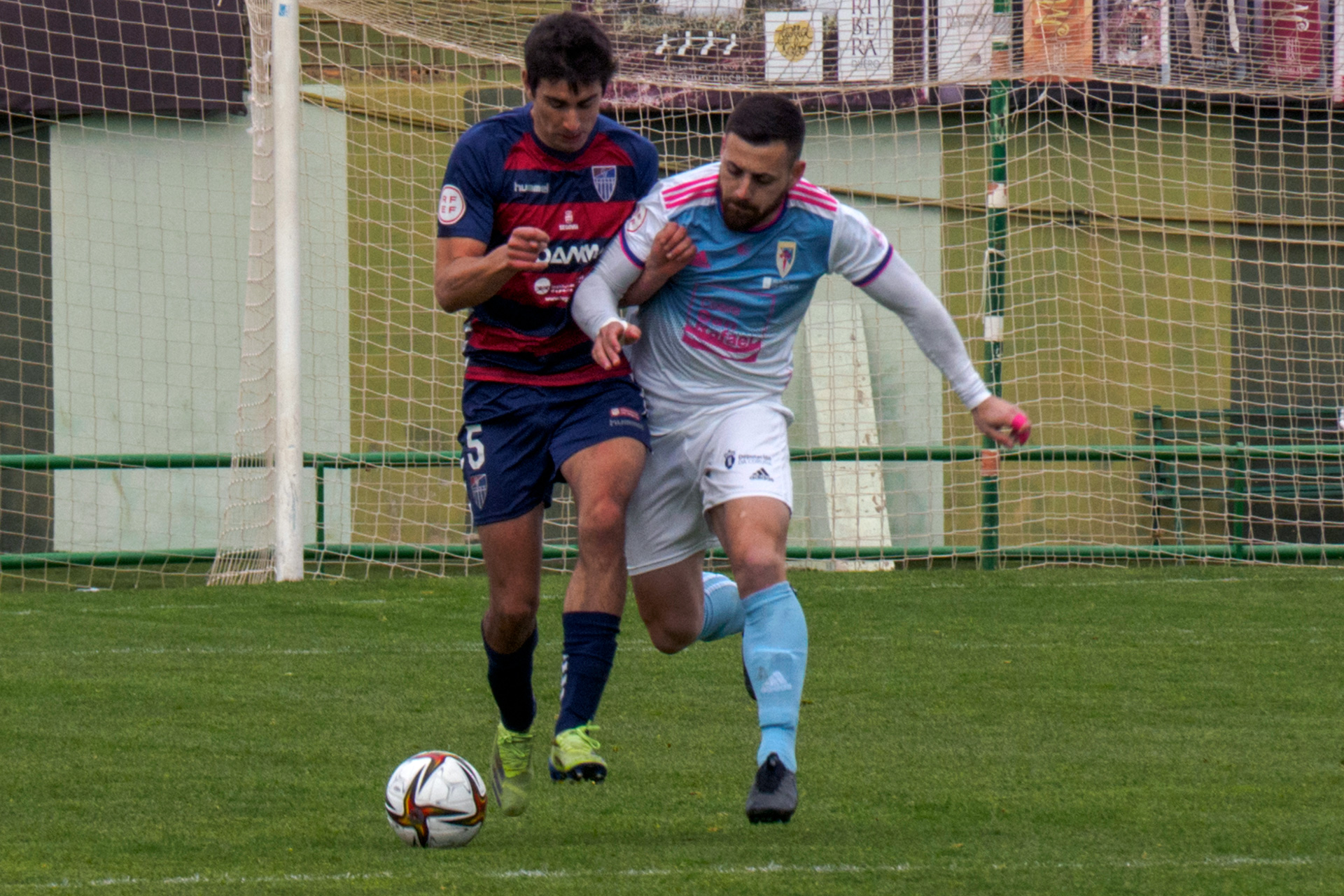 Javi Marcos pugna con un atacante del Compostela./ KAMARERO