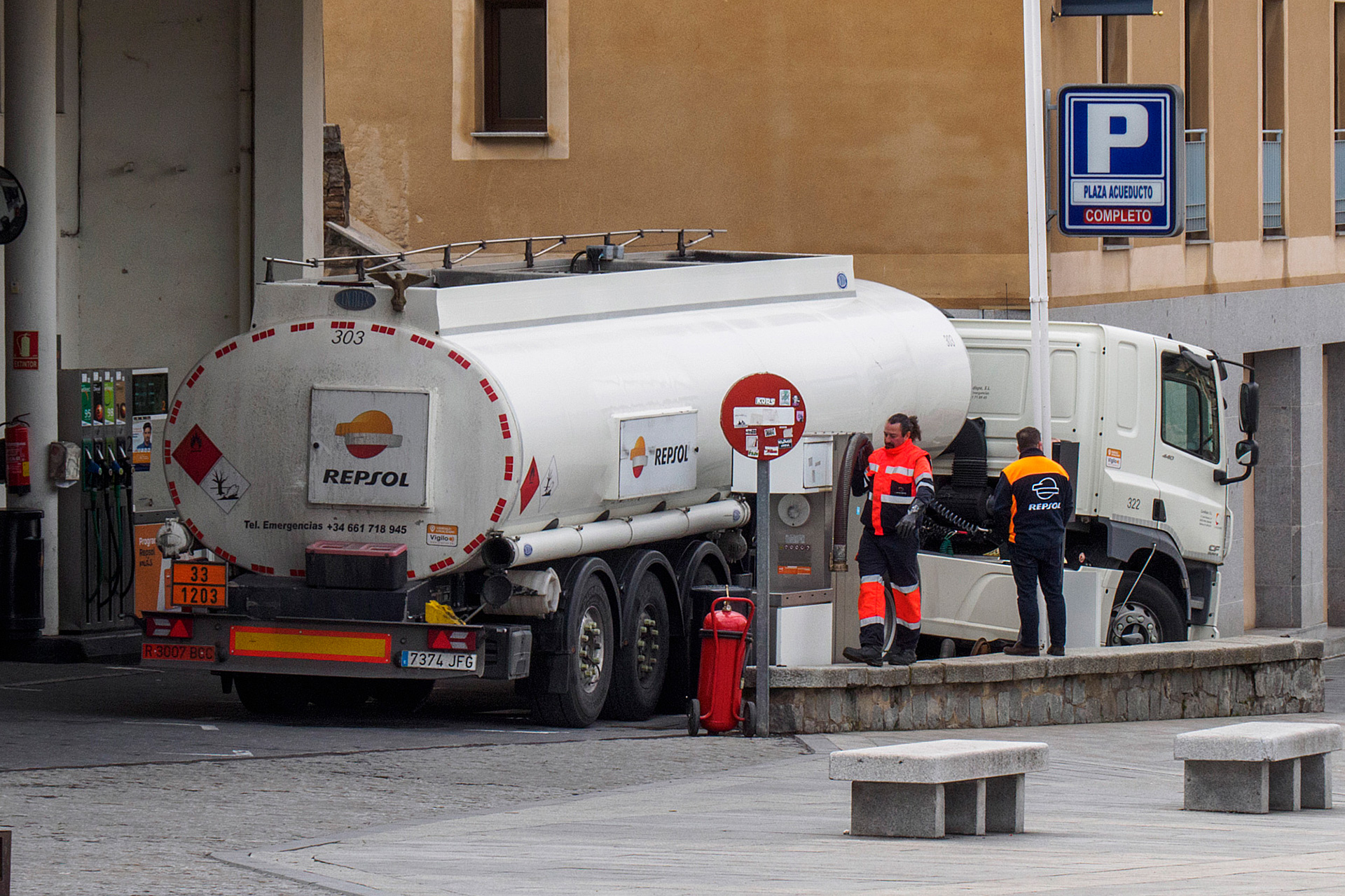 La CEOE alerta de "asfixia financiera" para las gasolineras, que puede provocar cierres 1 Camión cisterna en una gasolinera en Segovia. / KAMARERO
