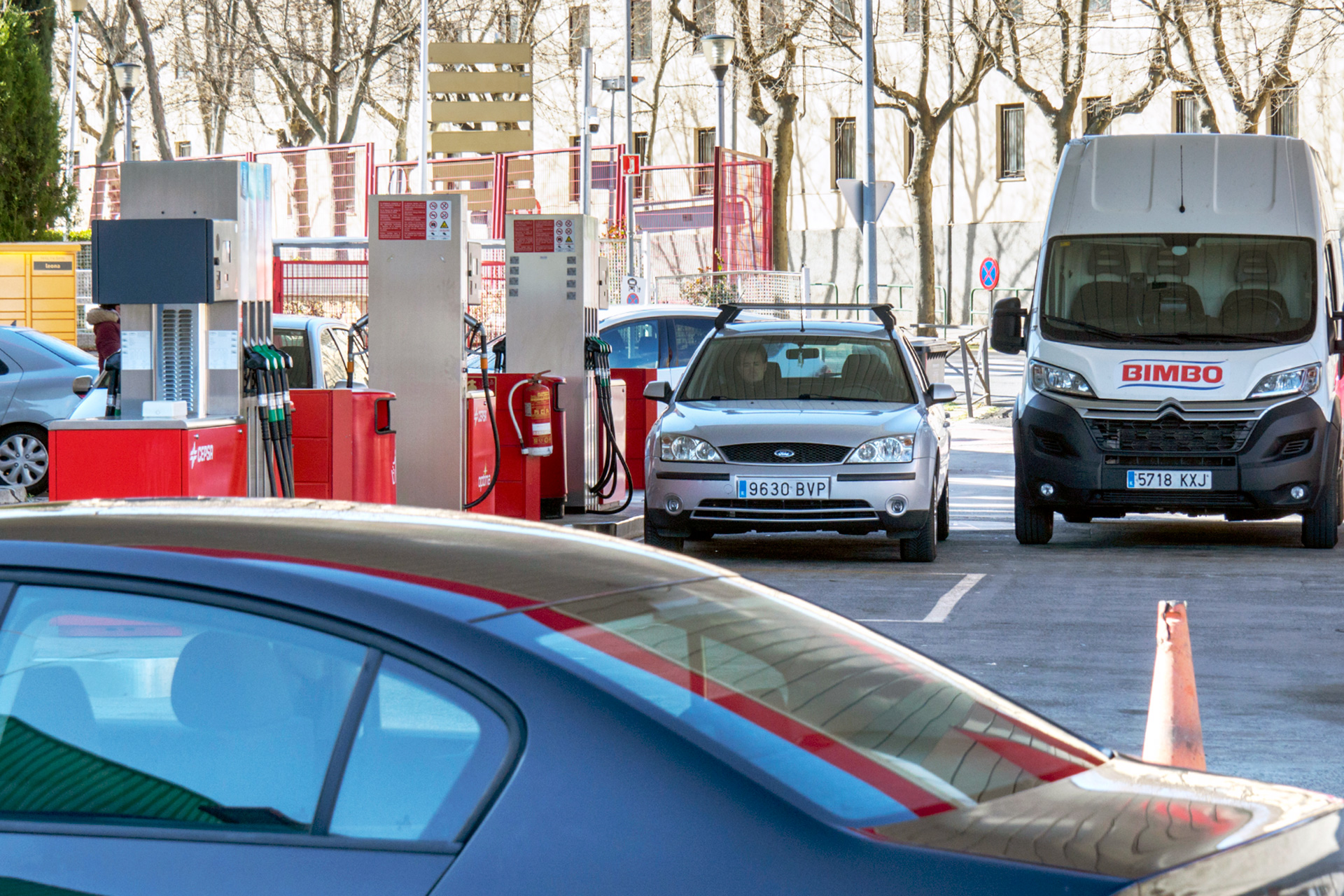 Varios vehículos ocupan los surtidores de una de las gasolineras ubicadas en la capital segoviana en los primeros días de la aplicación del descuento. / KAMARERO