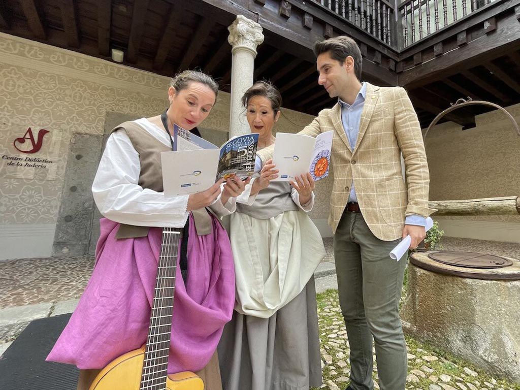 Presentación de las publicaciones de turismo y gastronomía. / EL ADELANTADO