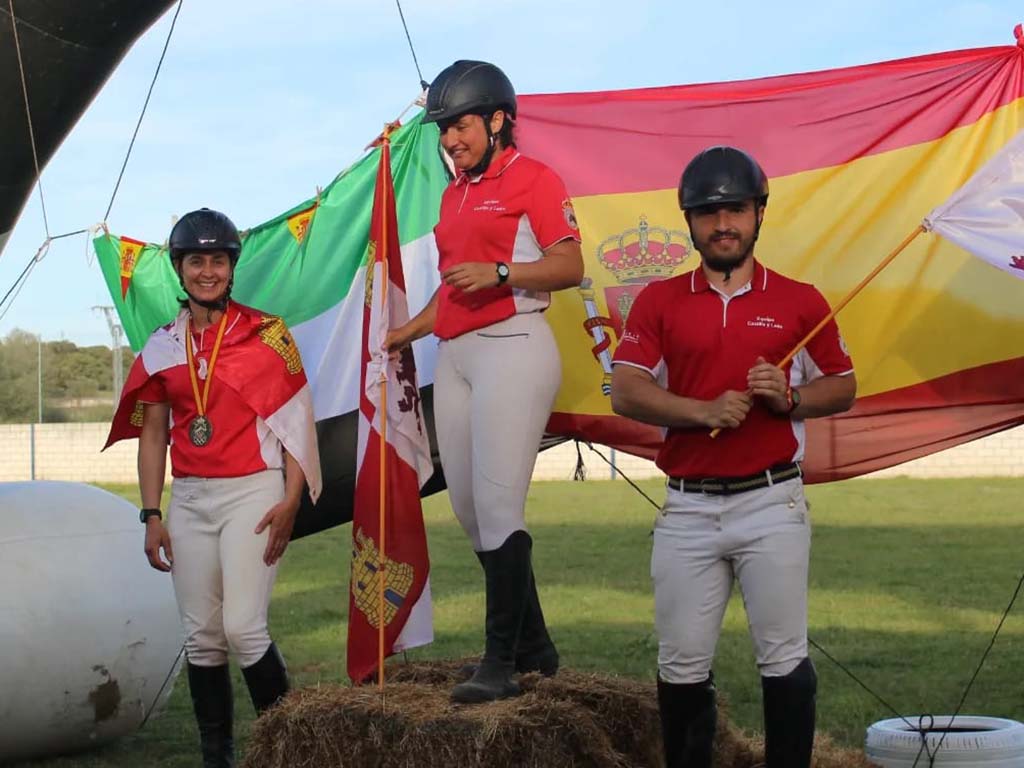 Andrea Garcinuño, en el podio de la categoría senior./ FEDERACIÓN