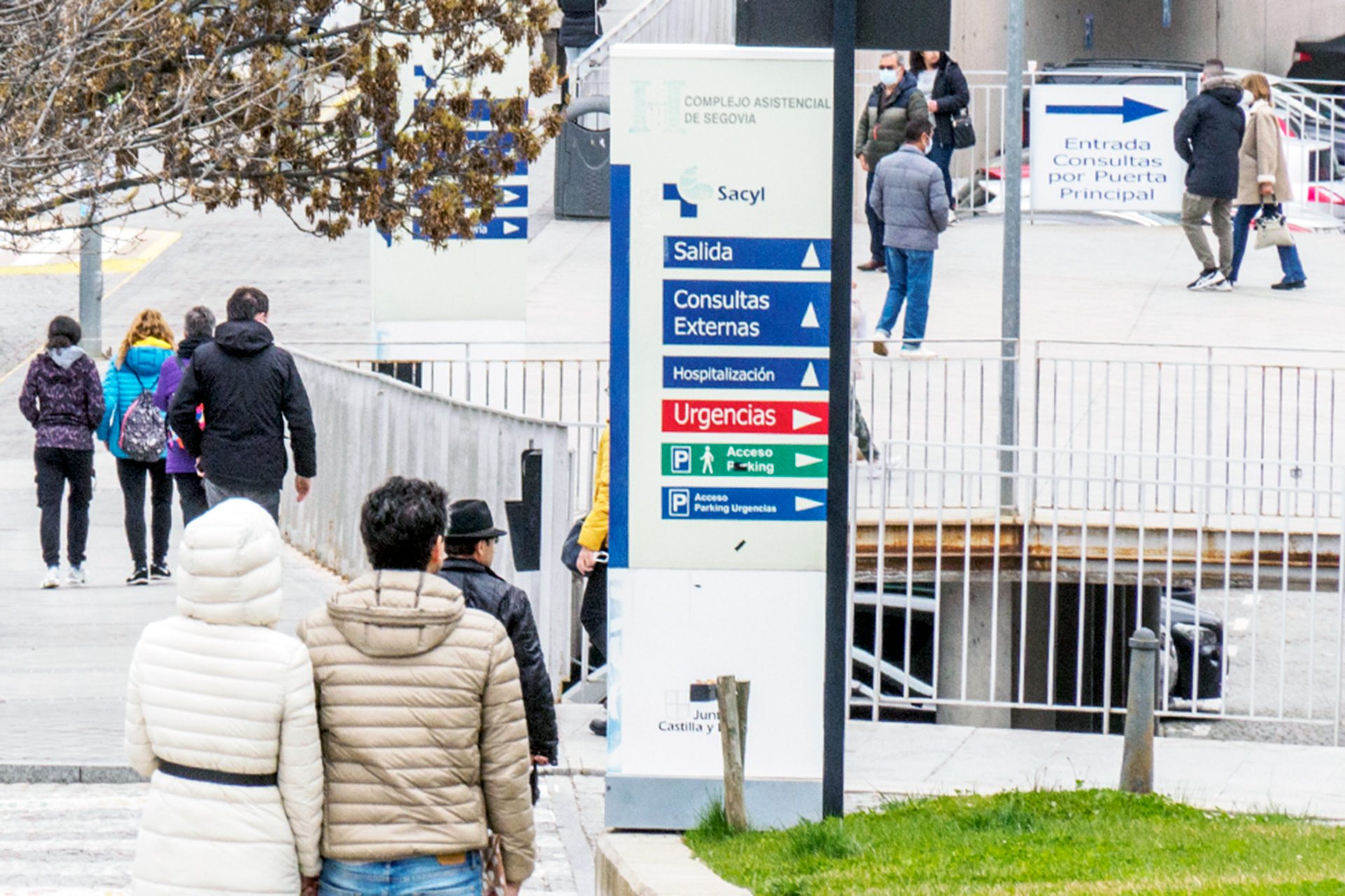 Imagen de los accesos al Complejo Asistencial donde hay 16 personas ingresadas con covid. / KAMARERO