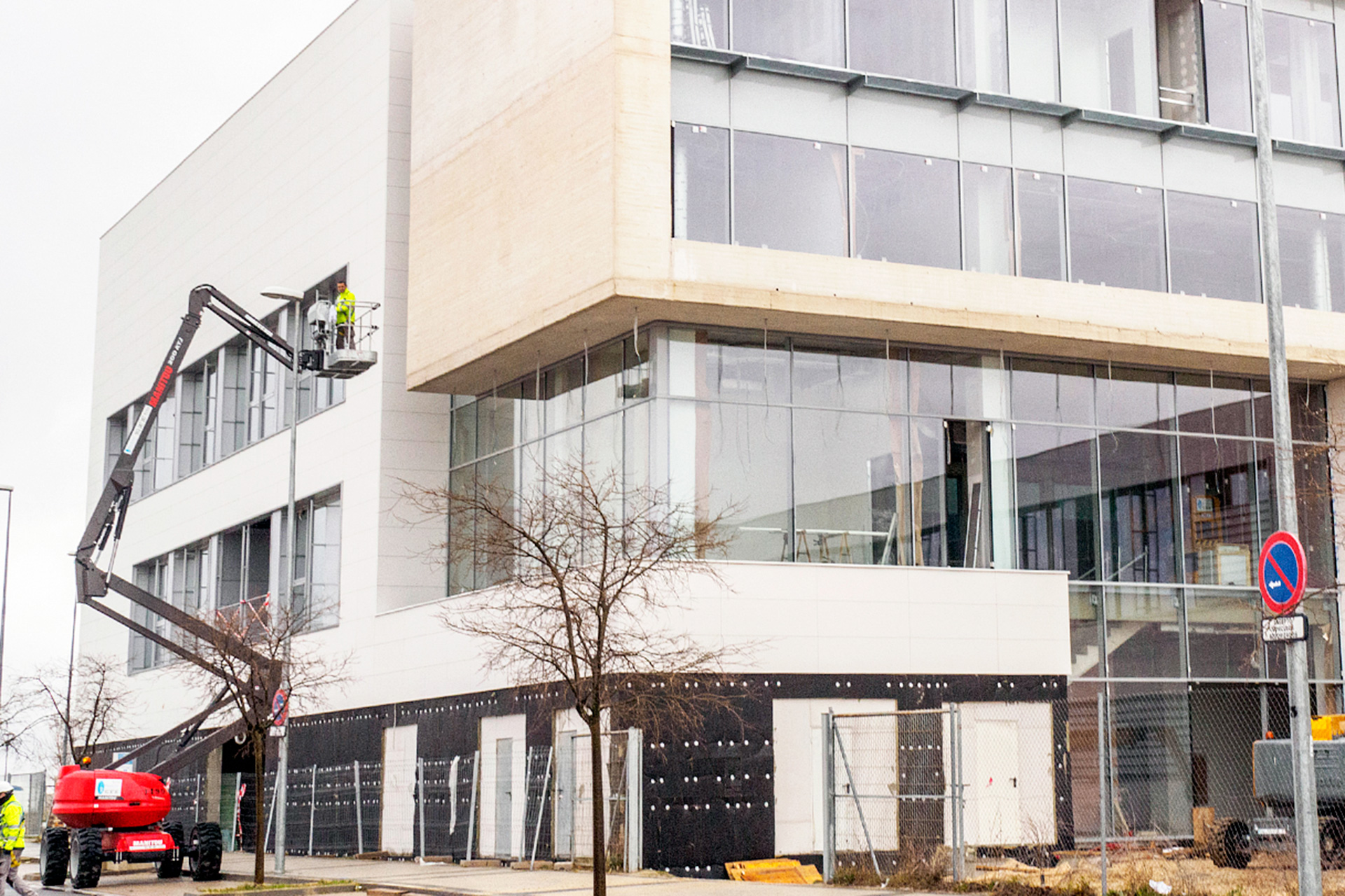 Las obras dejan ver ya lo que será el aspecto externo del nuevo edificio, cuyas obras terminarán el próximo año. / KAMARERO