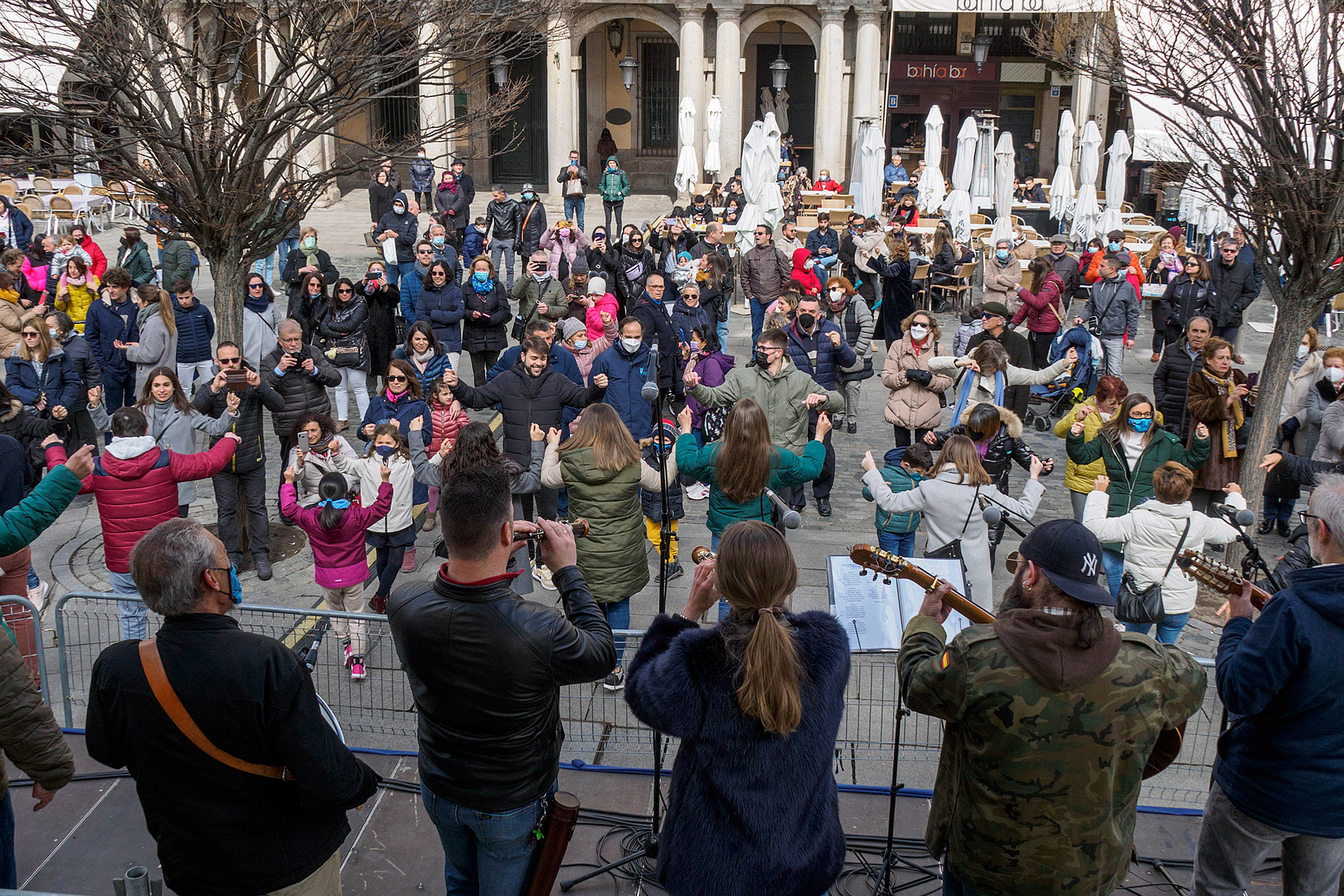 Los ciudadanos aprendieron las nociones básicas para bailar jotas dirigidos por La Esteva en la Plaza Mayor. / KAMARERO