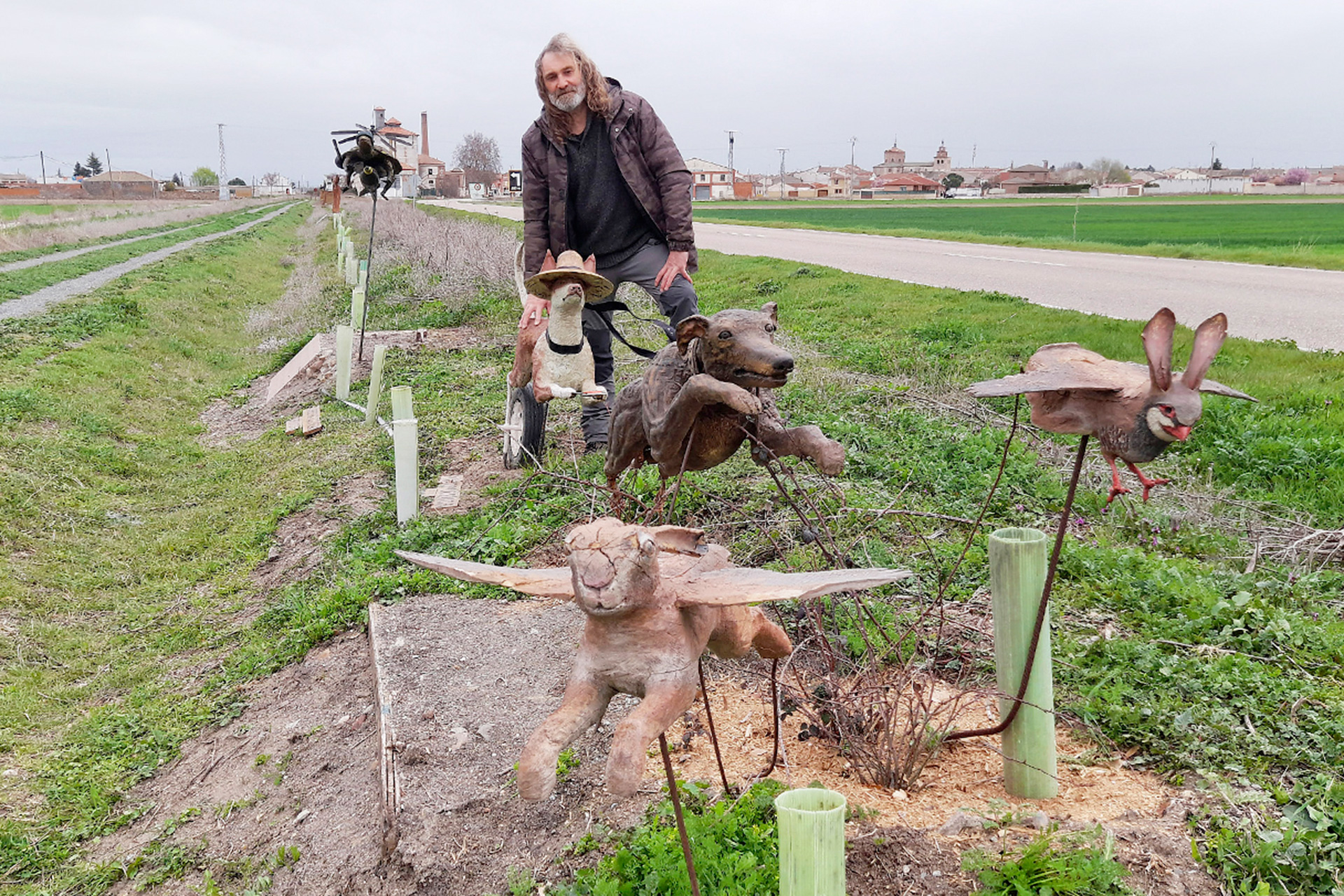 Manuel Frías posa con algunas de sus obras instaladas en la vía verde. /A.M.