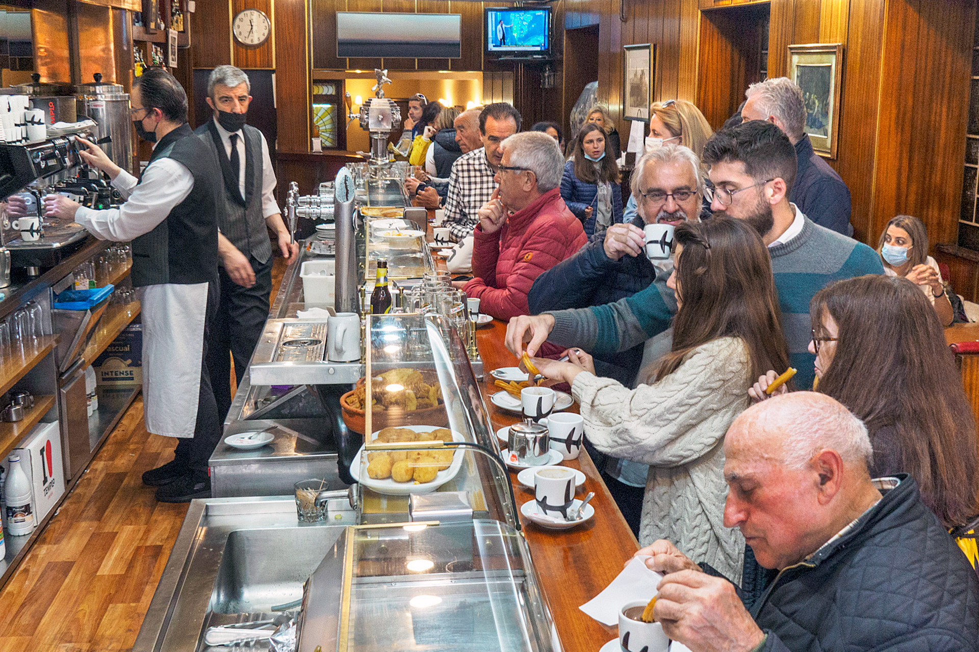 El fin de la obligatoriedad no erradica el uso de la mascarilla 1 Mascarillas Ultimo Dia Interior Bar La Tropical KAM2382