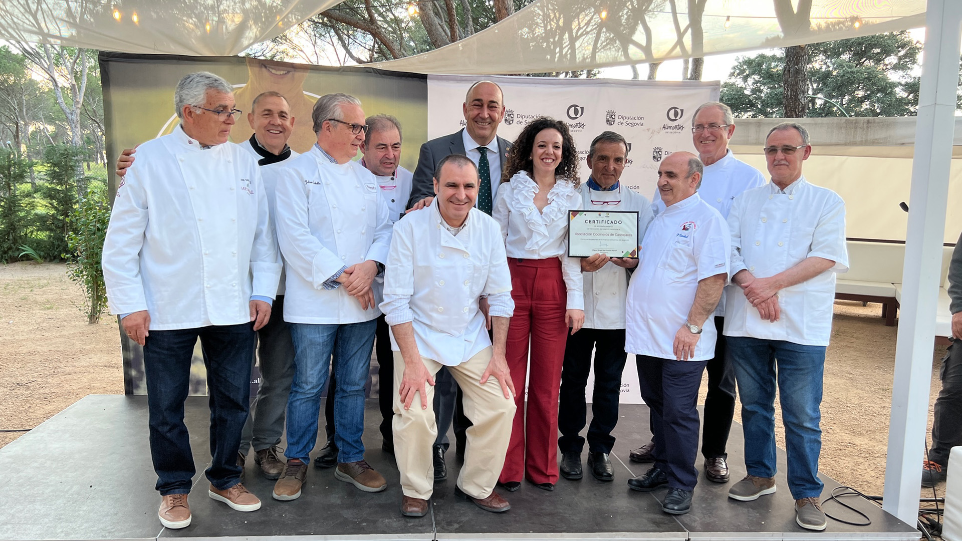 Miguel Ángel de Vicente y Noemí Otero, con los cocineros de Cascajares, que recibieron el reconocimiento de la Diputación provincial en un acto oficial en Madrid. / EL ADELANTADO