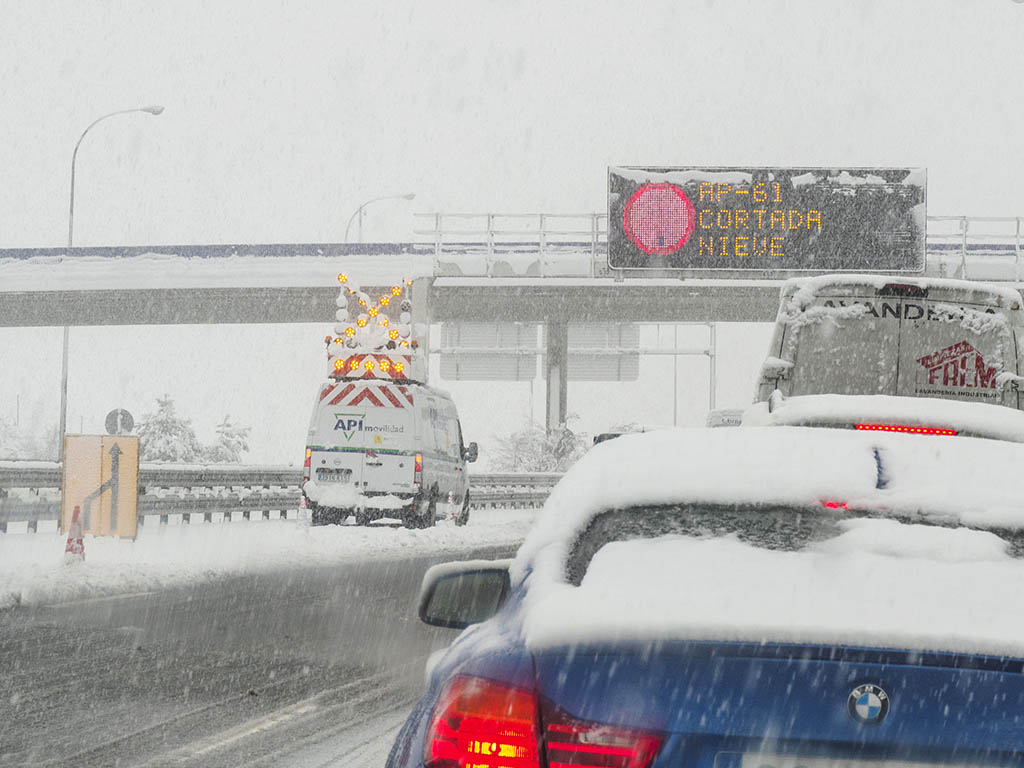 La nieve deja más de 40 incidencias con cortes en la AP-61, AP-51 y N-6 1 Panel informativo en la AP-61, durante la nevada. / KAMARERO