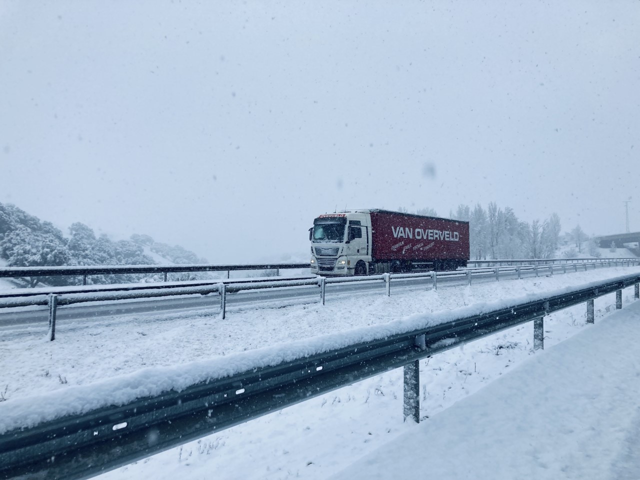 Copiosa nevada en la A-1, a la altura de Cerezo de Abajo.