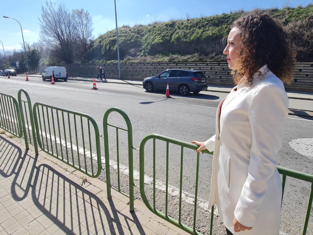 La portavoz de Ciudadanos, Noemí Otero, comprueba la señalización. / EL ADELANTADO