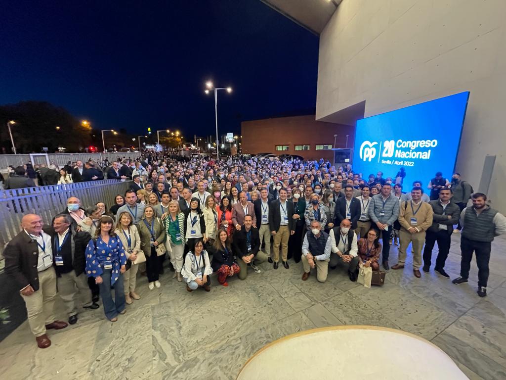 Foto de equipo de los 'populares' en el XX Congreso Nacional celebrado en Sevilla. / EL ADELANTADO