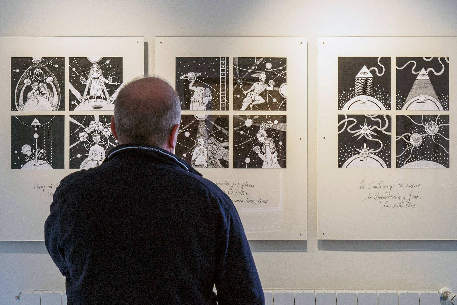 Una persona observa algunas de las ilustraciones de la diseñadora gráfica Marina Ceballos, que forman parte de la exposición que acoge el Palacio Quintanar. / KAMARERO