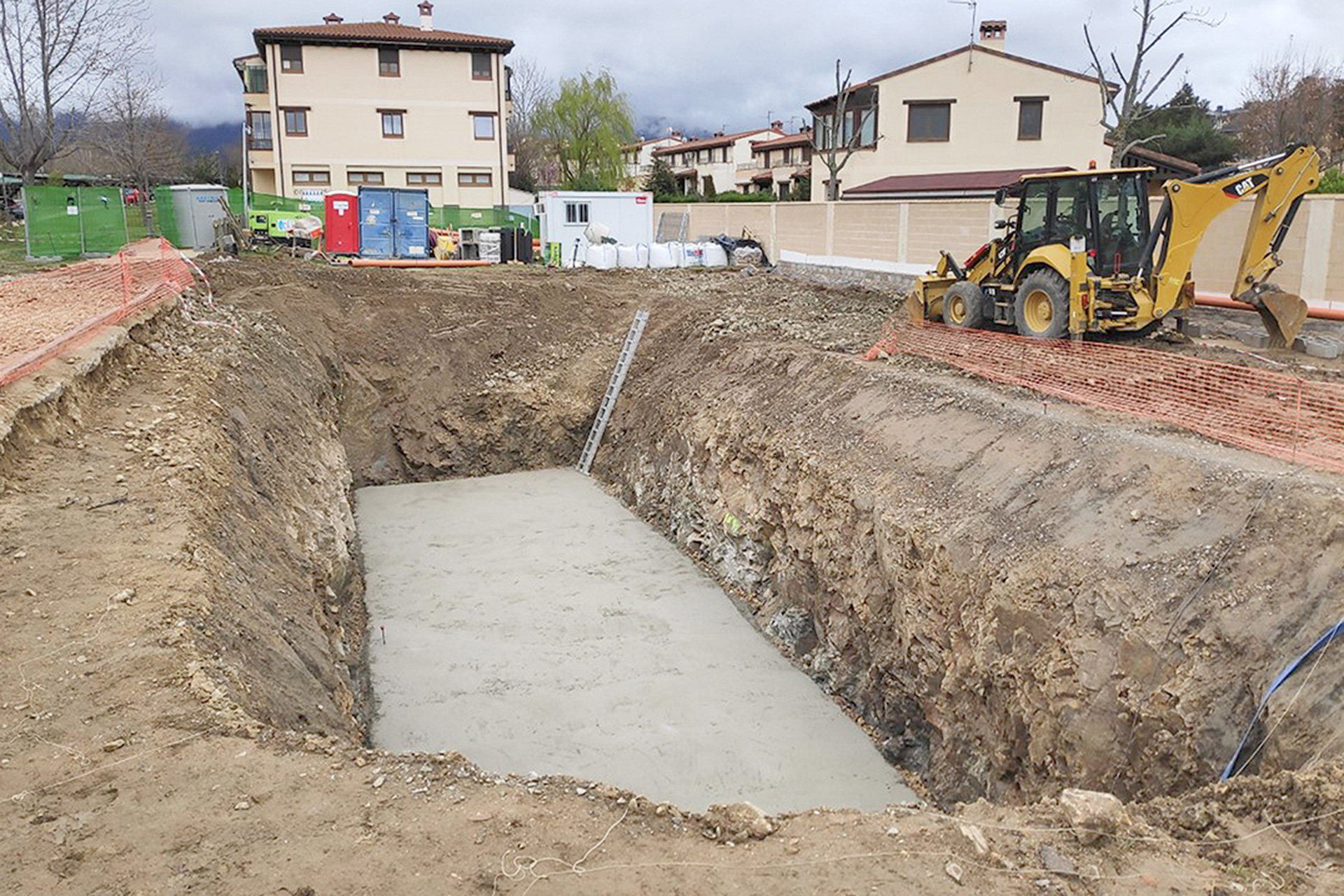 Obras de instalación de la gasolinera de Parque Robledo