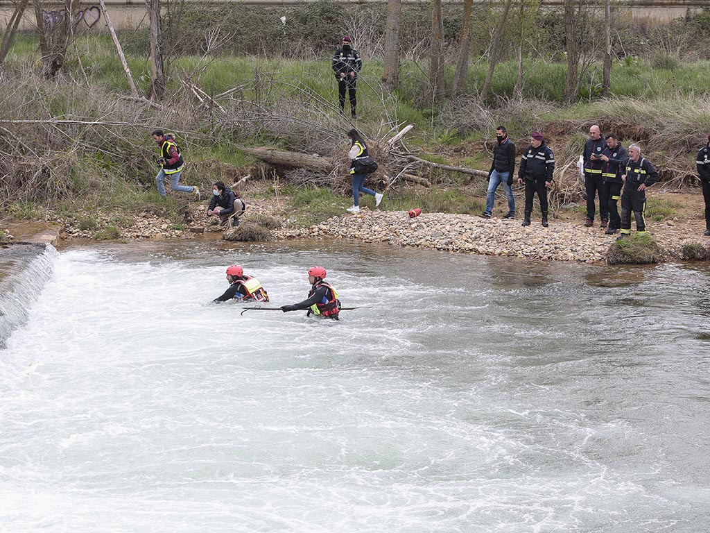Policía y Bomberos buscan a un hombre en el río Torío a su paso por Puente Castro. / ICAL - CAMPILLO
