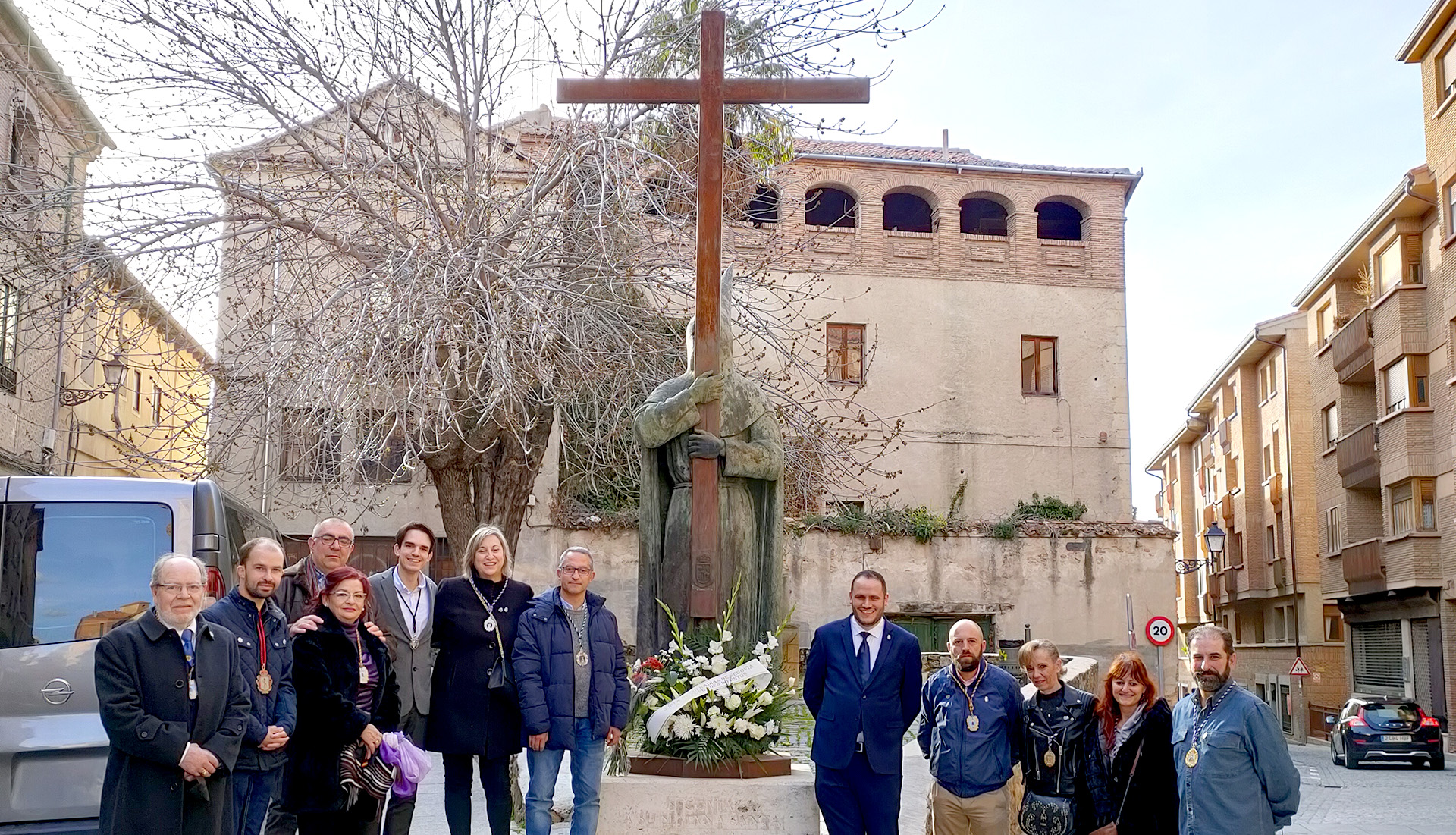Representantes de las cofradías, ante el monumento tras la ofrenda. / EL ADELANTADO