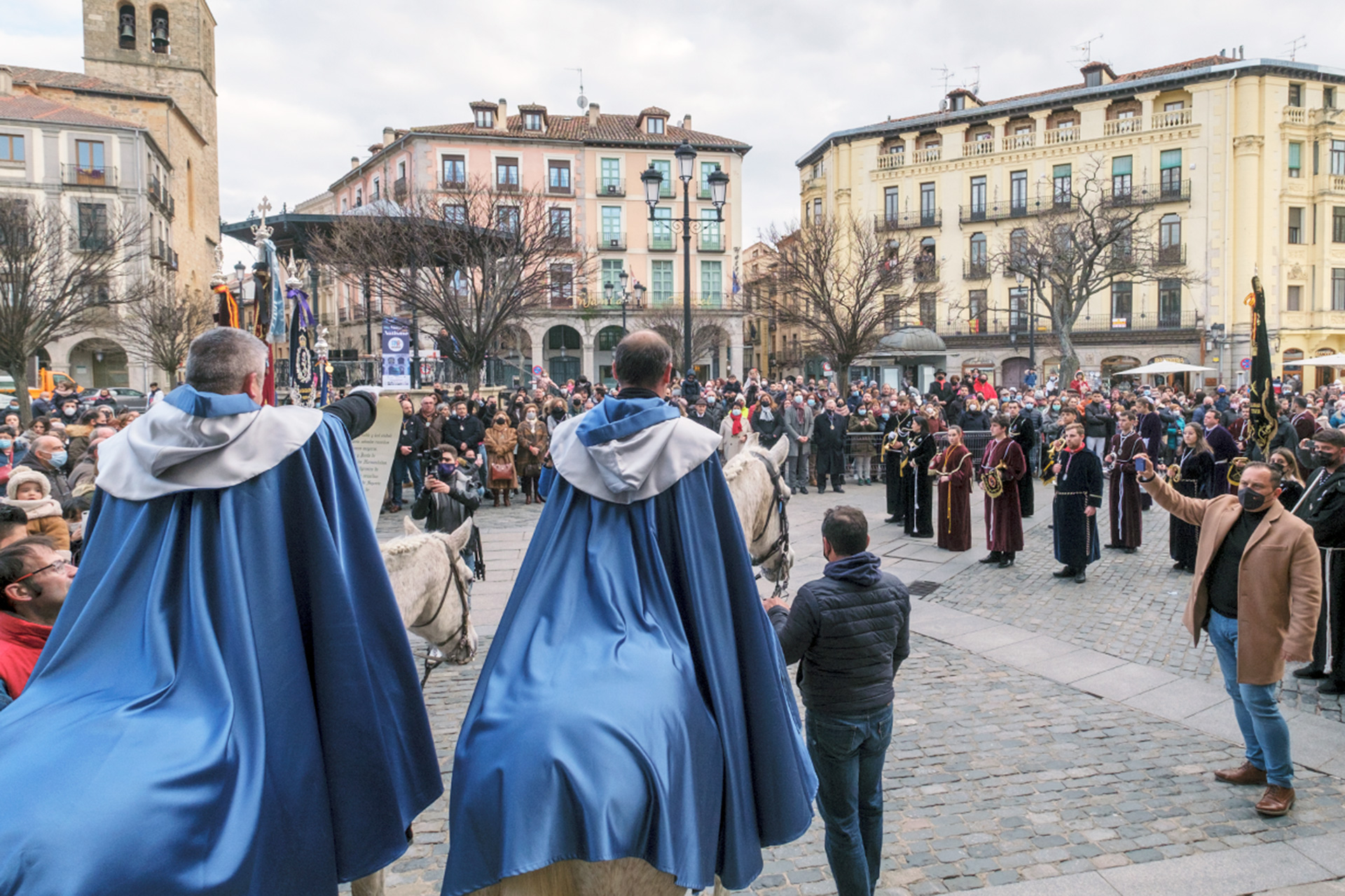 Los heraldos a caballo volvieron a las calles de la capital para anunciar el pregón en la Catedral. / KAMARERO