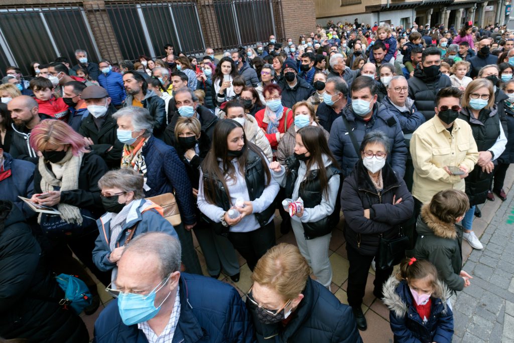 Centenares de personas siguieron la procesión. / KAMARERO